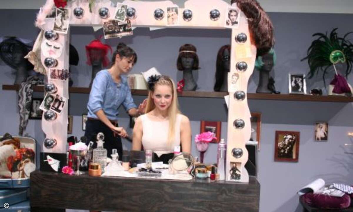 Diese Dame hatte nicht nur eine ganze Handtasche voller Schminkutensielien, sondern gleich eine komplette Schminkeinrichtung mitgebracht