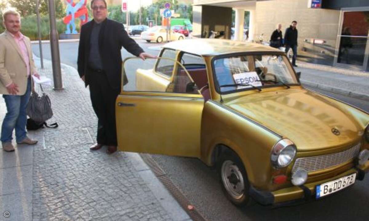 Ottmar Korbmacher von Epson vor seiner Trabbi-Fahrt