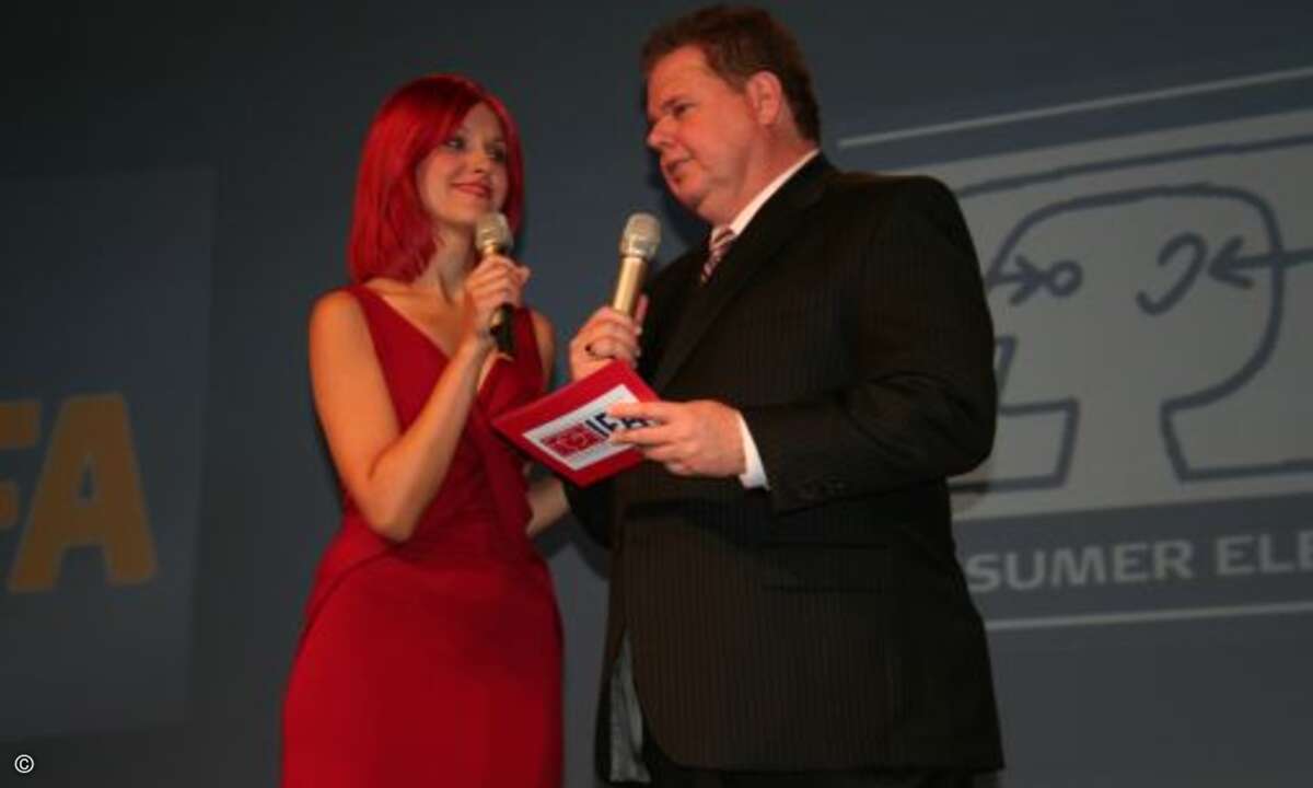 Miss IFA und Moderator Dave Graveline singen der IFA ein Ständchen zum 50. Geburtstag