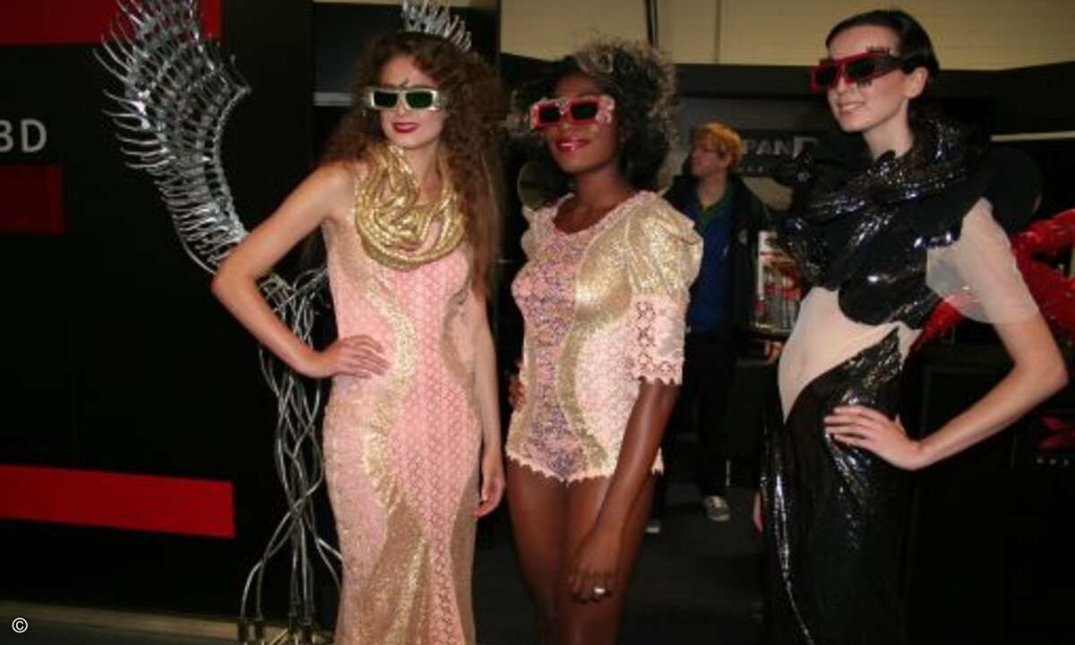 Selbst die Hostessen kamen mit 3-D-Brille und ausgefallenen Outfits aus der Gaming-Welt