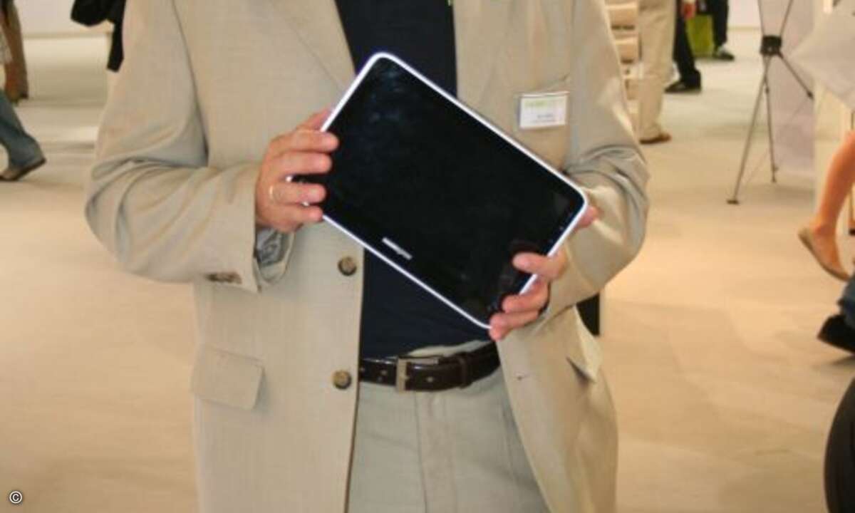 Jens Pulina zeigt das Hannspree Tablet in den Händen, das für viel Aufmerksamkeit sorgte