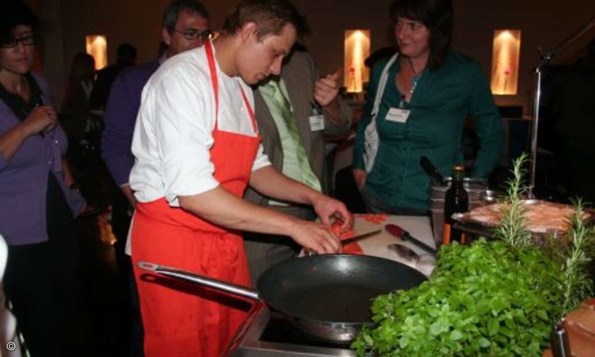 Nachwuchskoch Matthias zeigt, wie man professionell einen Lachs serviert