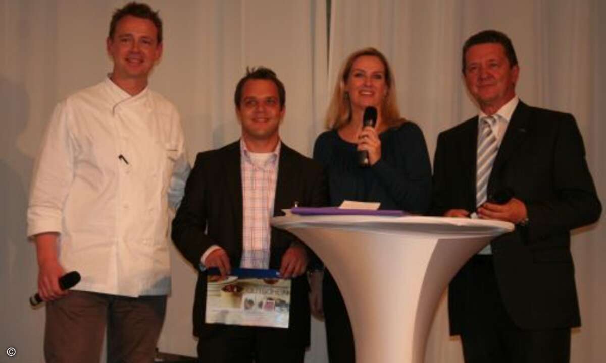 So sieht ein glücklicher Gewinner aus (zweiter von links). In einem Kochkurs kann er Holger Stromberg vielleicht das Rezept für die Pastinaken Supper entlocken