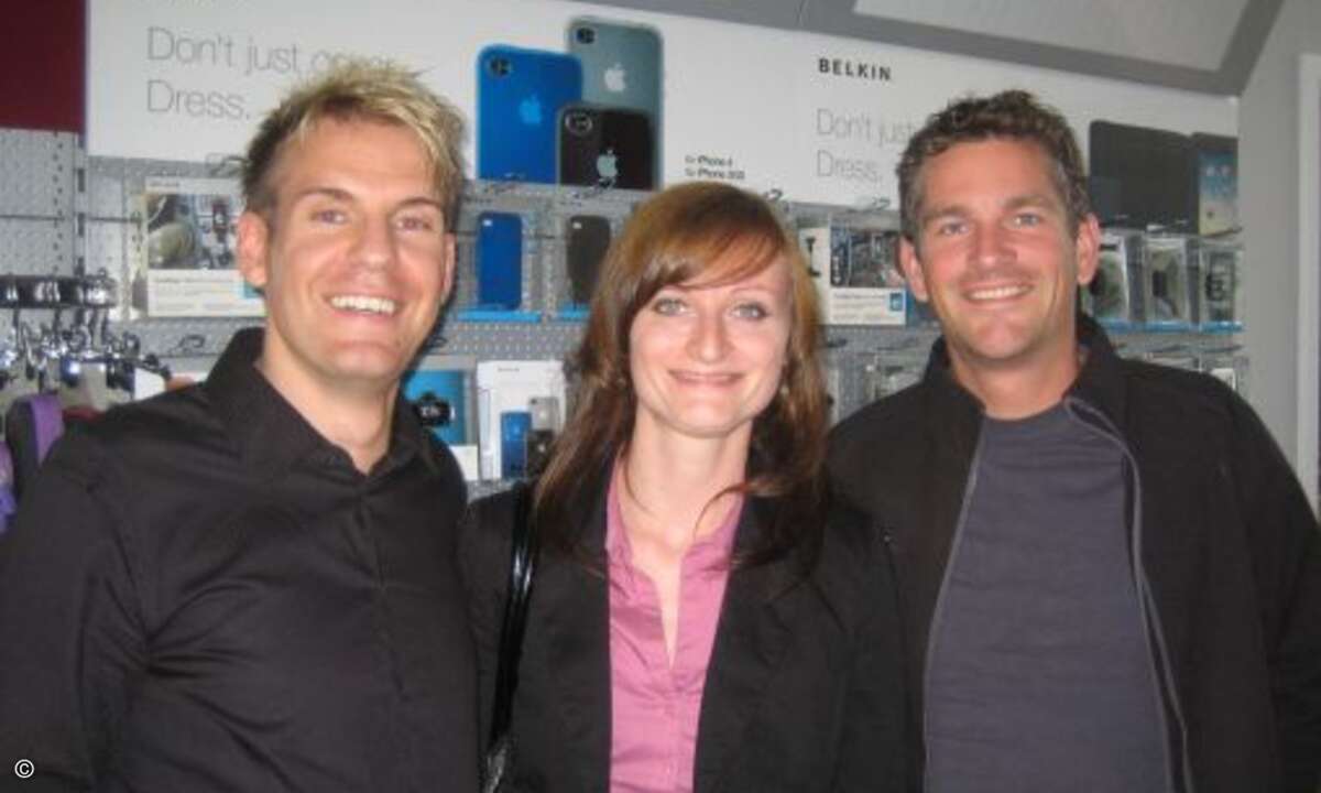 Welches Belkin-Produkt ist der neue Verkaufsrenner? Ben Walther, Susanne Klockau und Heiko Dziggel (alle Cyberport) informieren sich haben die Qual der Wahl