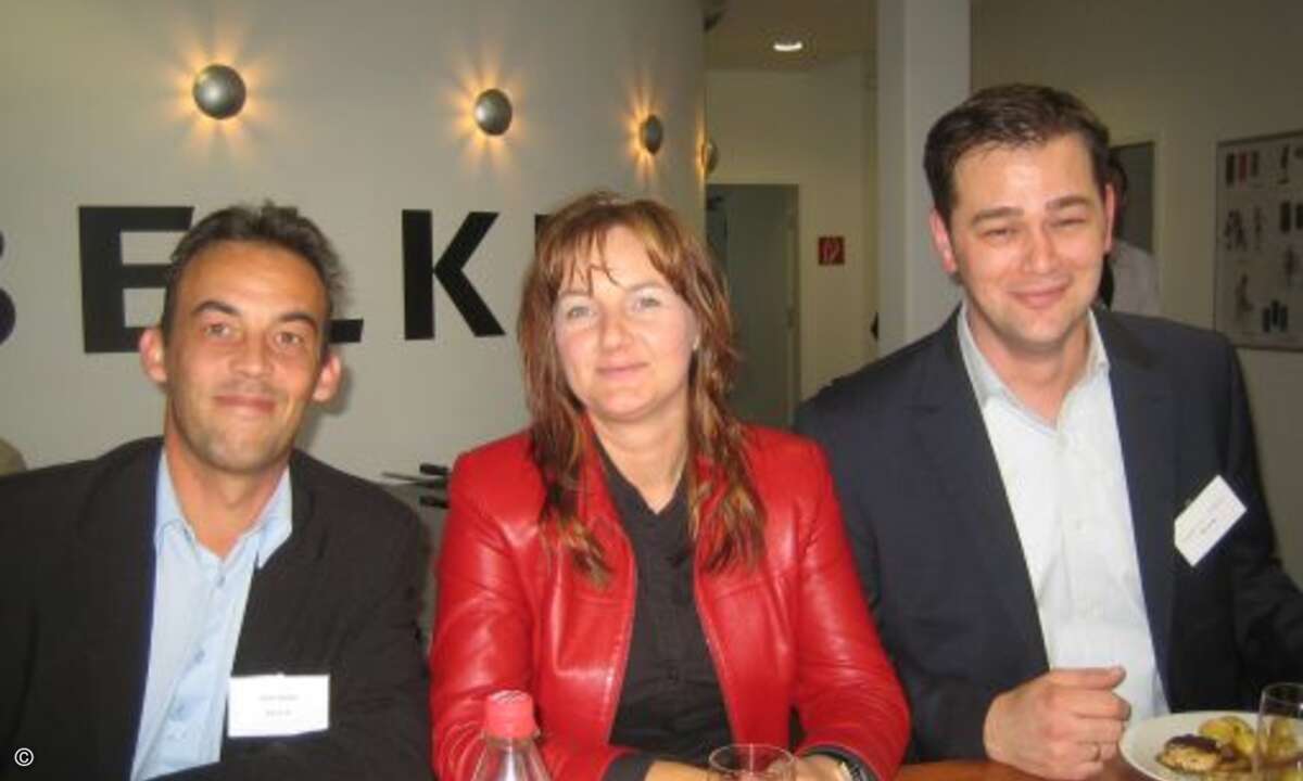 Daniela Oberbremer (First Wise) mit Oliver Riedel und Nurettin Kazam (beide Belkin)
