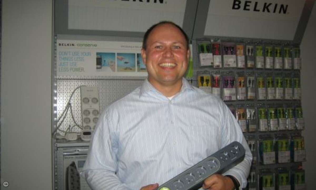 Maro Peters, Managing Director von Belkin in Deutschland,  mit den neuen Produkten der »Conserve«-Reihe