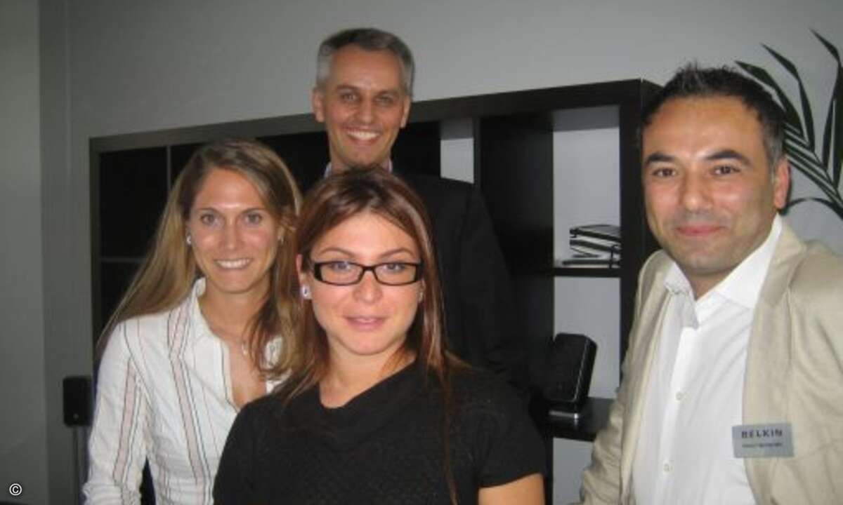 Manuela Fütterer, Elif Cinar, Leonhard Bauer (alle Ingram Micro) mit Belkins Channel Manager Distribution Dimitrios Mechteridis