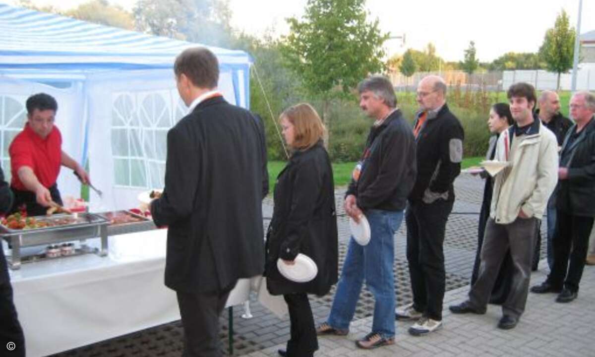 Zum Abschluss des Sommertrainings stärkten sich die Besucher beim Barbecue
