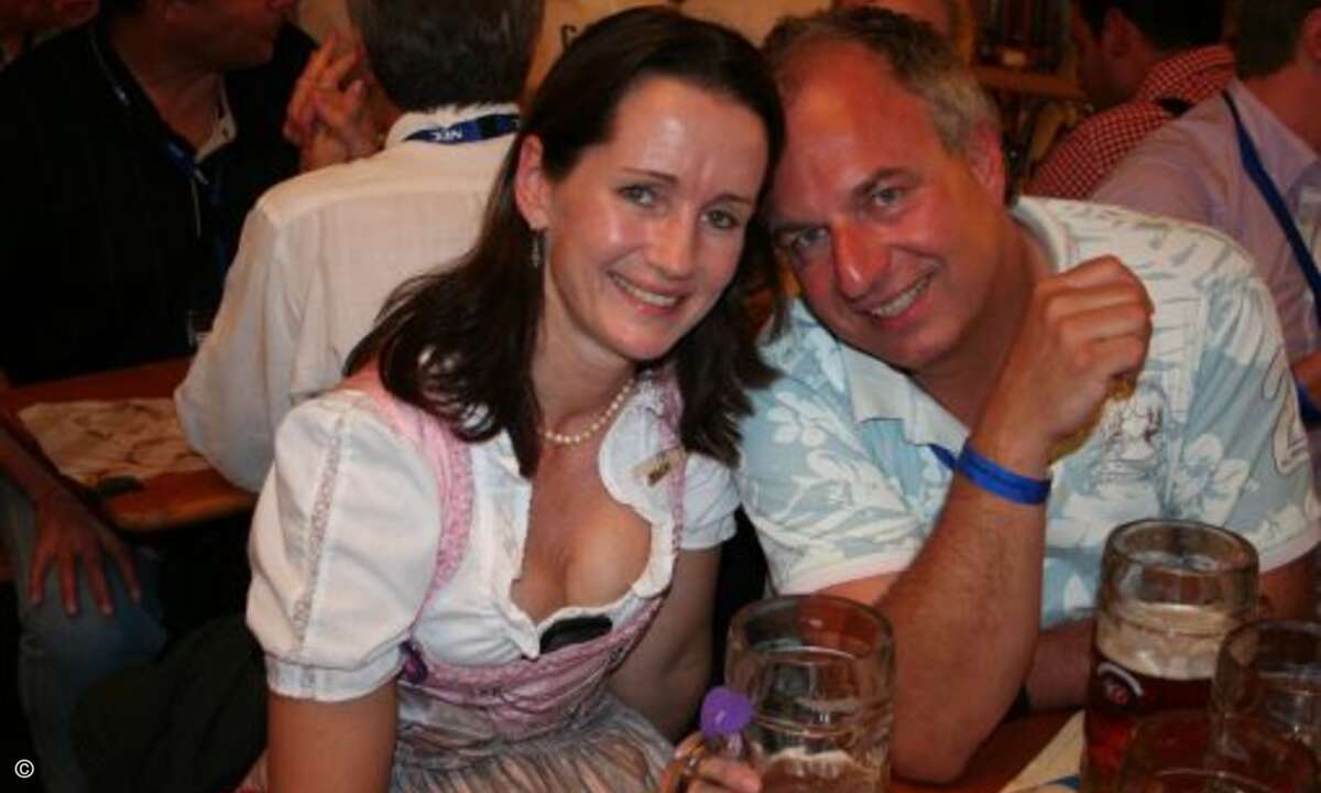 Katja Neumann ist bei NEC für die Distribution zuständig und feiert hier mit Ralf Lenhardt, Geschäftsführer der Ittral GmbH