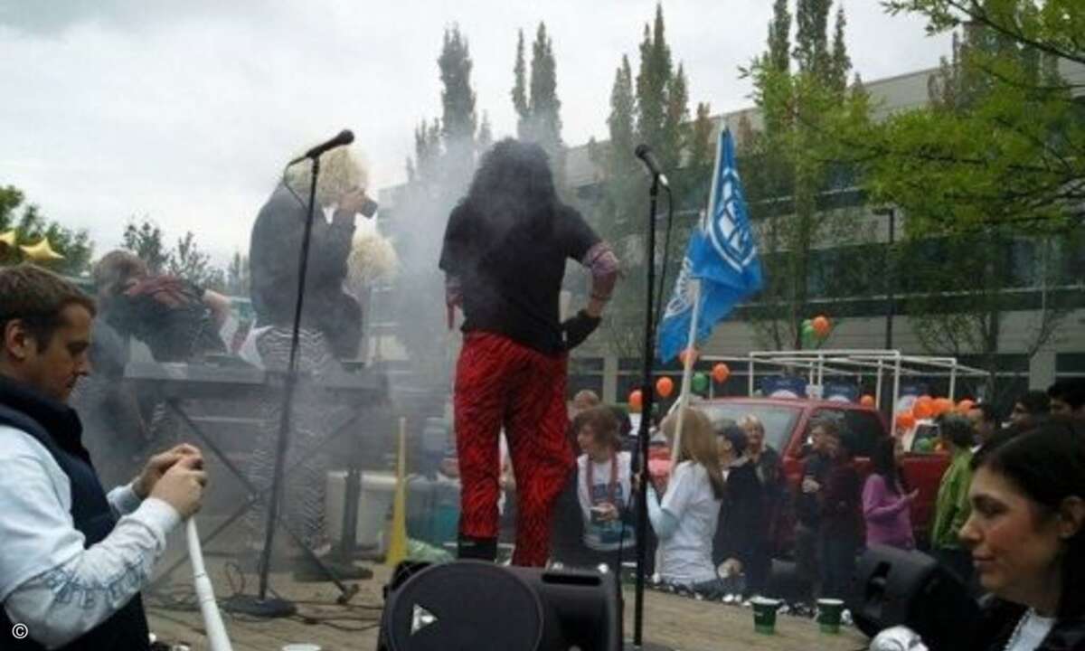 Viele Mitarbeiter verkleideten sich zum makaber-lustigen Event