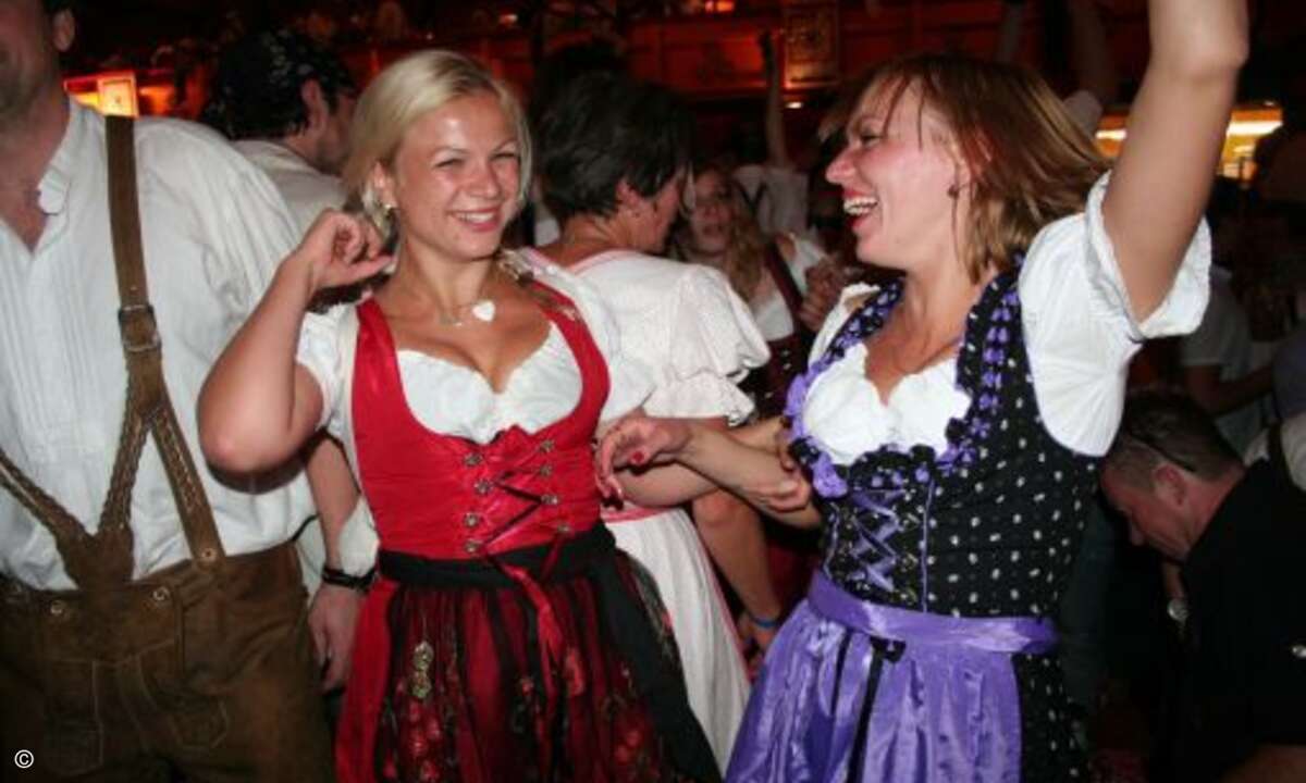 Getanzt wird wie immer auf den Bänken