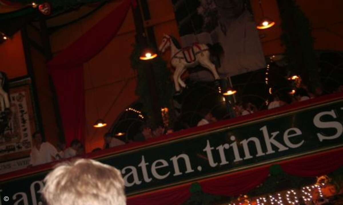 Das Hippodrom ist bekannt für die hohe Promi-Dichte und das Spaten-Bier