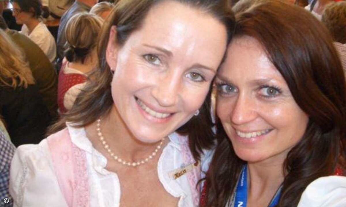 Katja Neumann von NEC und Tanja Macher von CMP-WEKA sind beide Wiesn-Fans