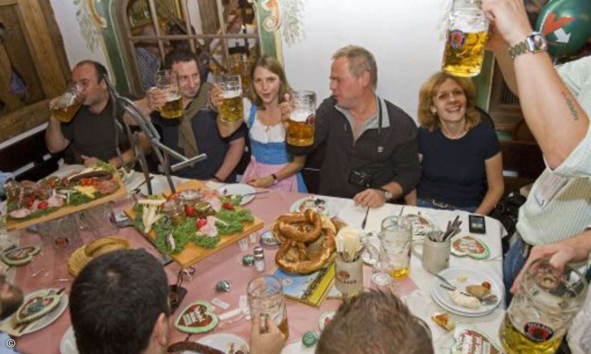 Mittendrin statt nur dabei: CRN-Redakteurin Ulrike Wendel (dritte von links) neben Eugen Kaspersky (zweiter von rechts) im Käfer-Zelt