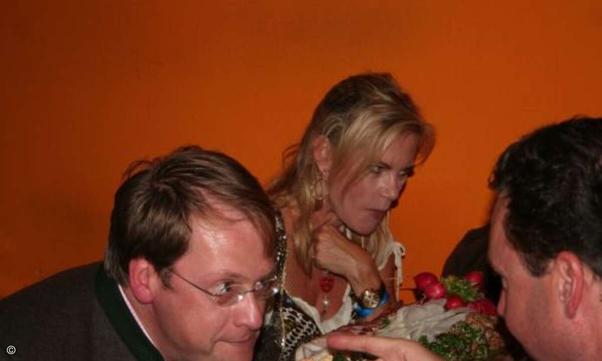 Moderatorin Nina Ruge macht auch im Dirndl eine gute Figur