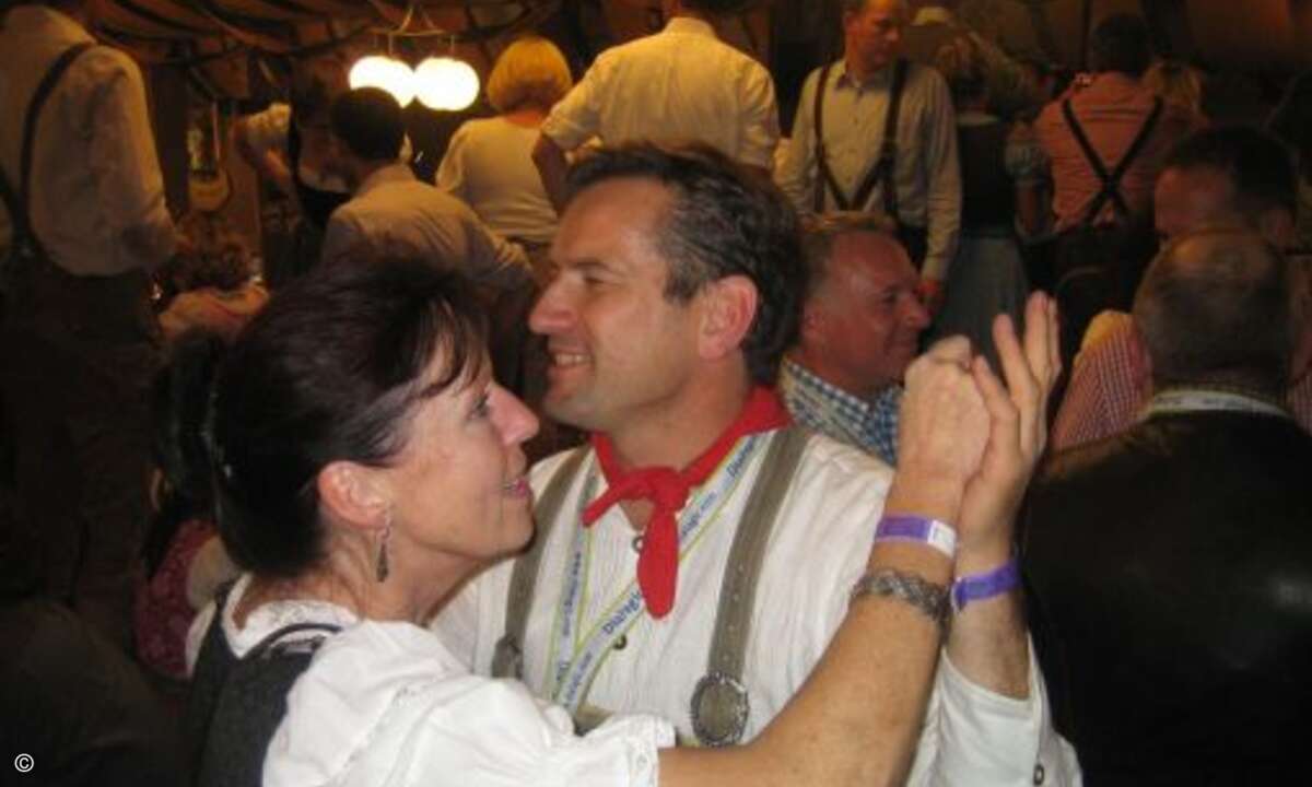 Irene Kappelsberger von LIV Computerperipherie wagt ein Tänzchen mit Norbert Steves von Dialogic