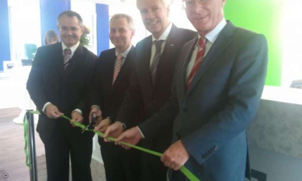 Bürgermeister Dieter Rubenbauer, Gröbl-Chef Dietmar Gröbl, Epson-Geschäftsführer Henning Ohlsson und Landratsvizepräsident Franz Maget eröffnen das Solution Center