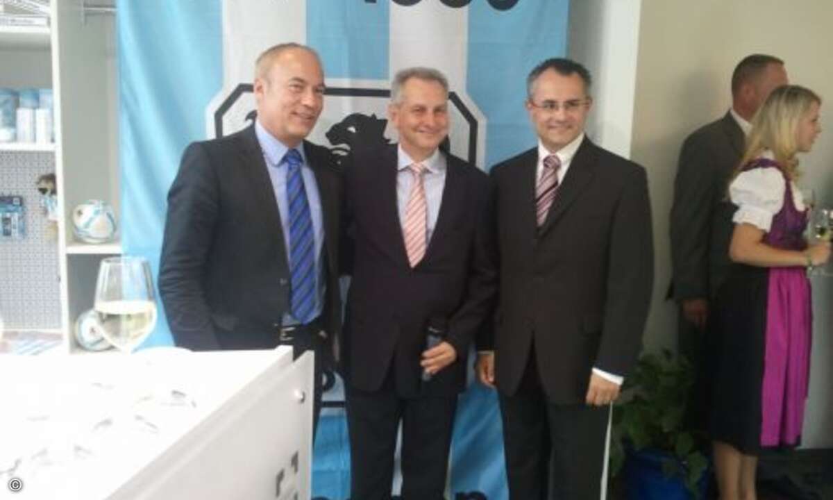 Gröbl ist ab sofort offizieller Sponsor vom TSV 1860 München. Deshalb kam neben Bürgermeister Dieter Rubenbauer (rechts) auch TSV-Präsident Rainer Beeck