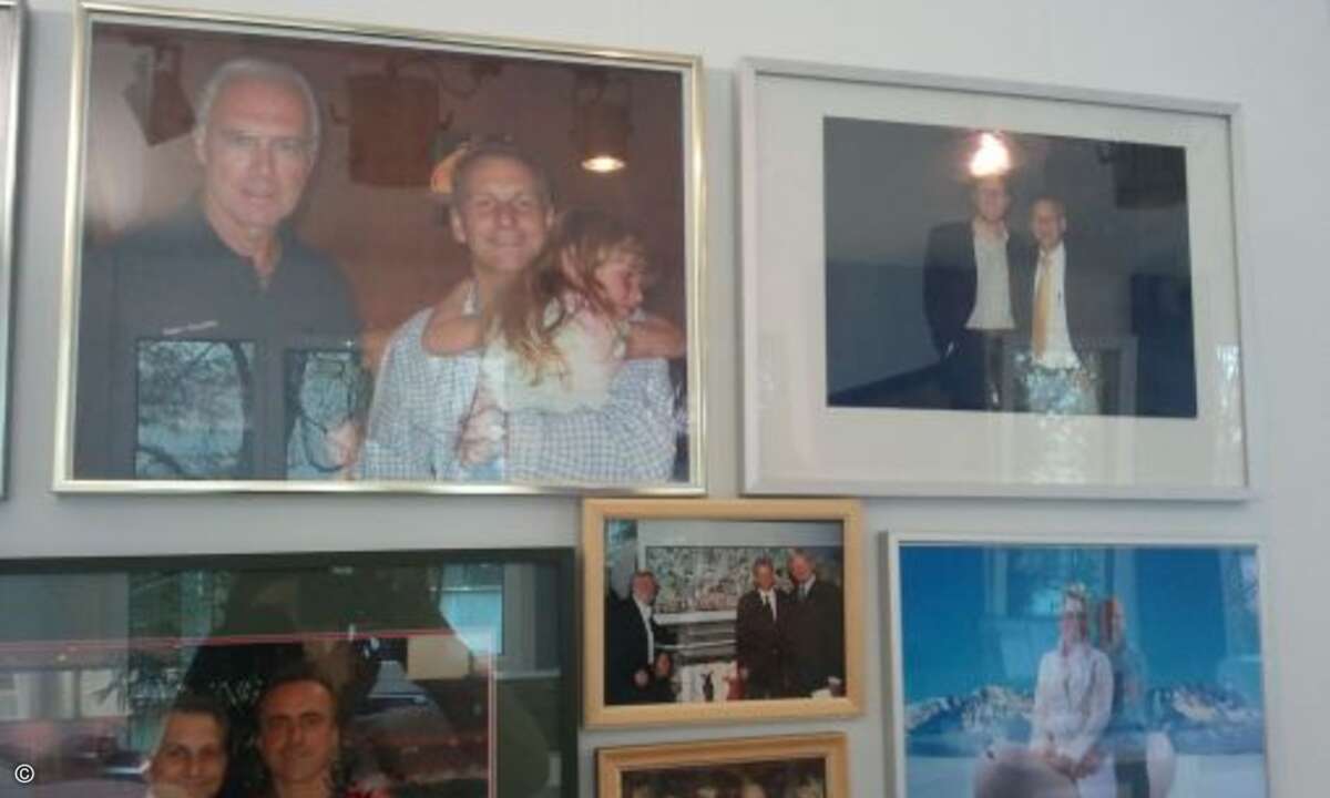 Die Foto-Ecke: Darauf zu sehen ist Dietmar Gröbl mit Fußball-Prominenz wie Franz Beckenbauer oder Matthias Sammer