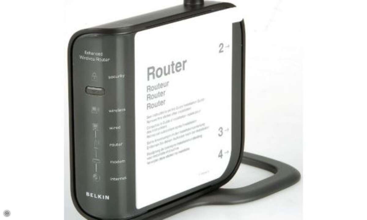 Beim Belkin F6D4230-4 ist die Installation sehr einfach. Damit man nichts falsch macht, ist eine kurze Bedienungsanleitung aufgeklebt.