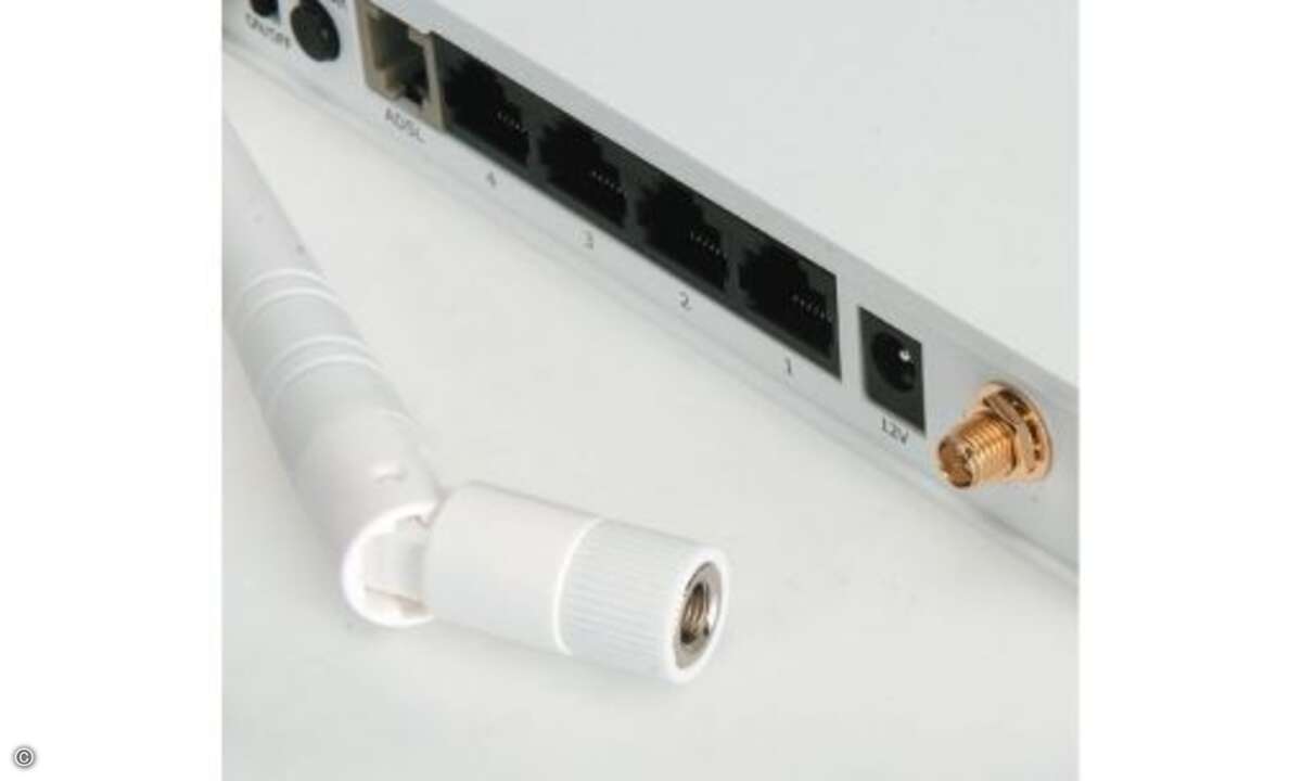 Sollte die Sendequalität nicht ausreichen, lässt sich diese mit stärkeren Antennen erhöhen. Beim Zyxel-Router lassen sich beide Antennen austauschen.