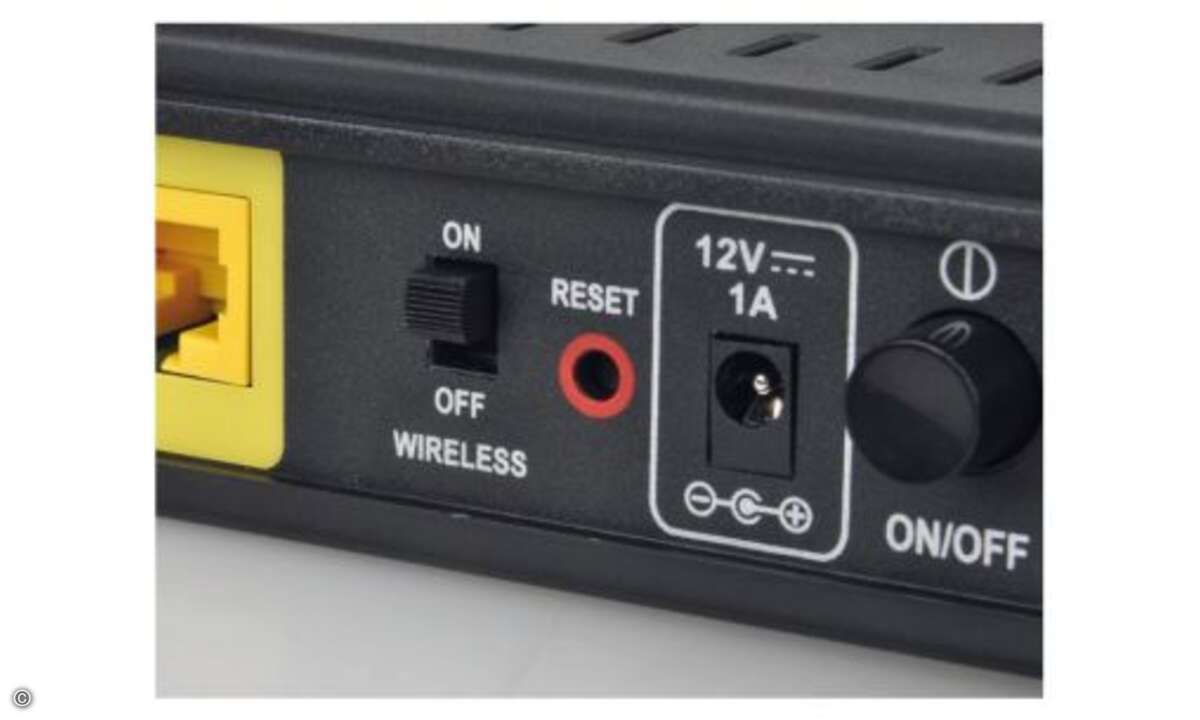 Zwar bietet der D-Link-Router alle Schalter, die man braucht. Jedoch befinden sich diese an der Rückseite und sind damit schlecht erreichbar.