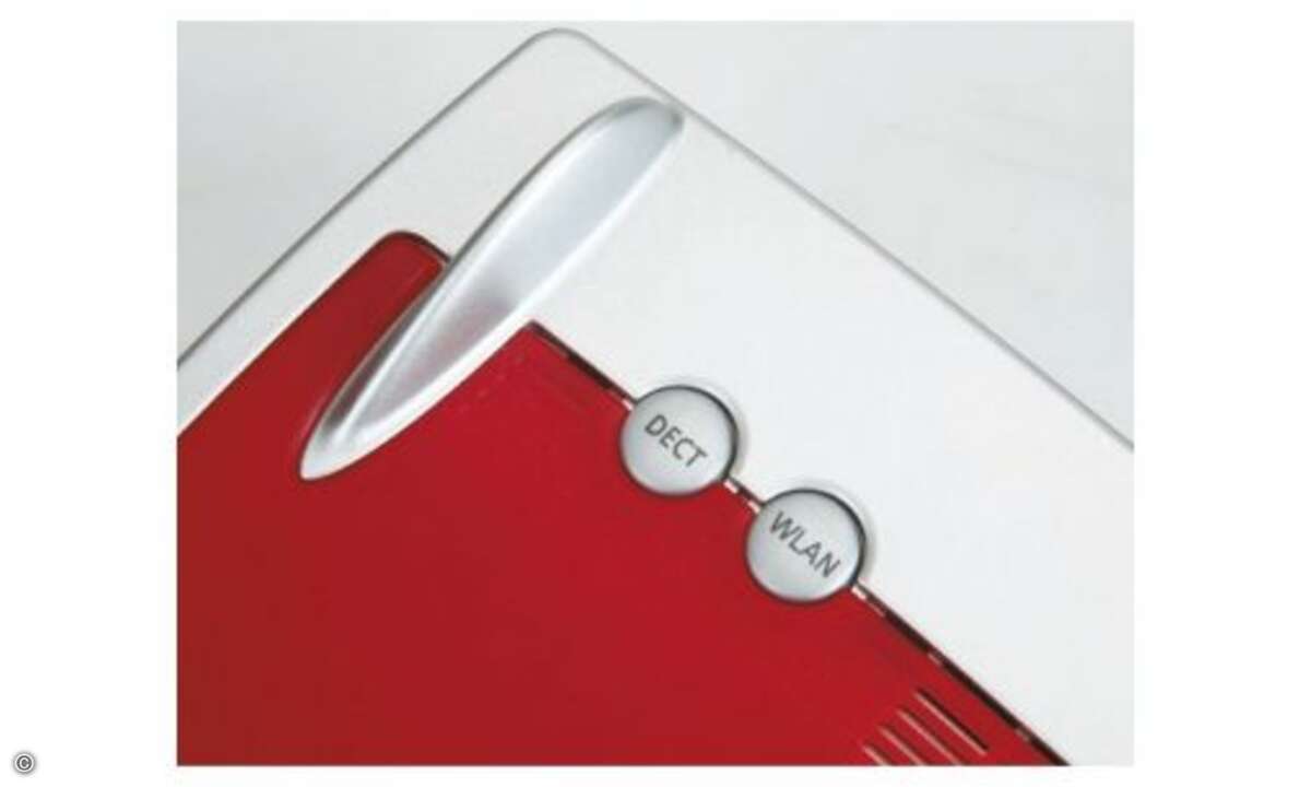 WLAN und die DECT-Basis-Station lassen sich bei der FritzBox 7390 bequem über zwei Taster an- und ausschalten. Auch die WPS-Funktion lässt sich hiermit aktivieren.