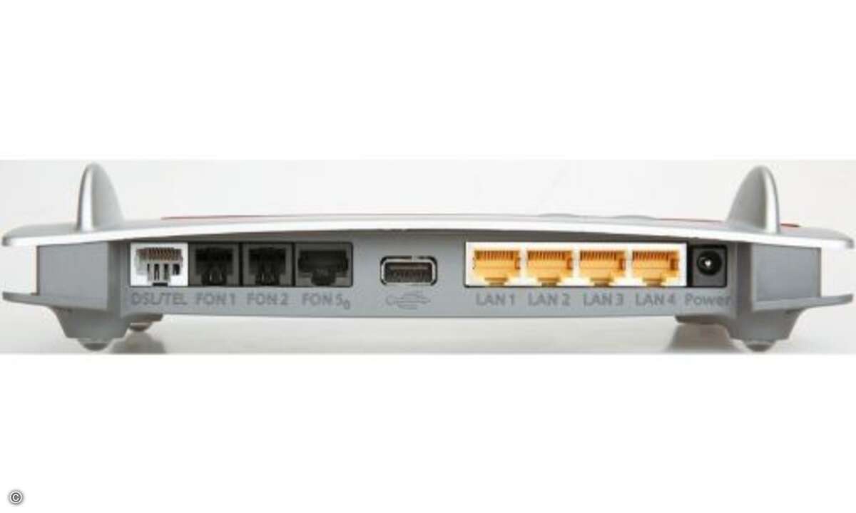 Neben dem 4-Port-Gigabit-Switch verfügt die FritzBox 7390 über zwei USB-Schnittstellen. Damit lässt sich jeder USB-Speicher in eine NAS verwandeln.