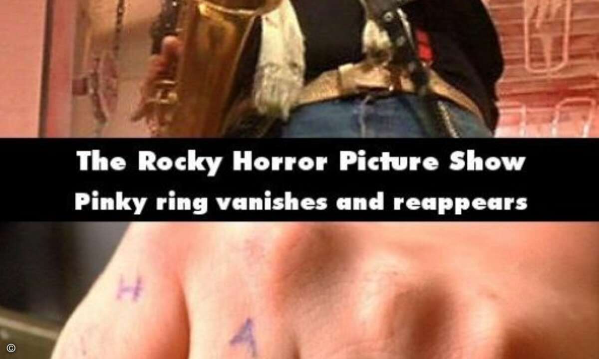 Altrocker Eddie aus der Rocky Horror Picture Show ist offenbar nicht Herr seiner Ringe: In verschiedenen Einstellungen der gleichen Szene hat er verschiedene Schmuckstücke an seinen Fingern