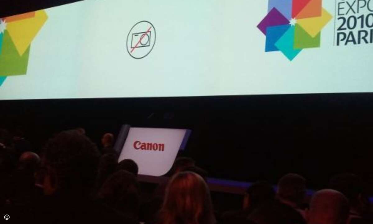 Fujio Mitarai der Chairman und CFO der Canon Incorporation, Chef von einem der größten Kamera-Hersteller weltweit, mag offensichtlich keine Fotos von sich. Vor seiner Keynote wurden die Journalisten aufgefordert, das Fotografieren zu unterlassen. Dab