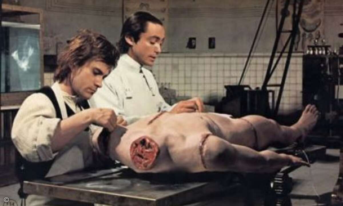 Im 1973 in einem 3D-Verfahren namens Spacevision produzierten Trash-Klassiker »Andy Warhols Frankenstein« (Orginal: »Carne per Frankenstein«) ließ der prominente Pop Art-Künstler seinen Hausregisseur Paul Morrissey mit Udo Kier in der Titelrolle die
