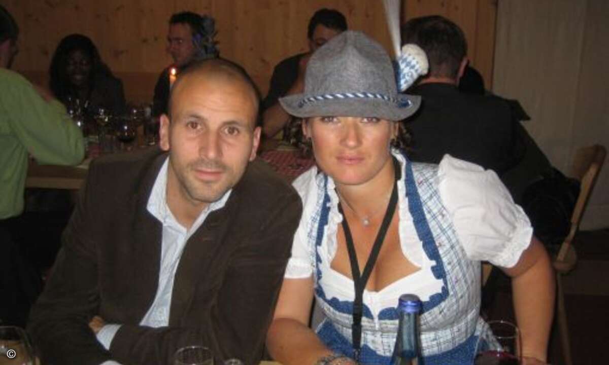 In stilechter Kleidung auf der Hütte: Markus Keagi (Swisscom) und Judith Olga Eder (E-Sec)