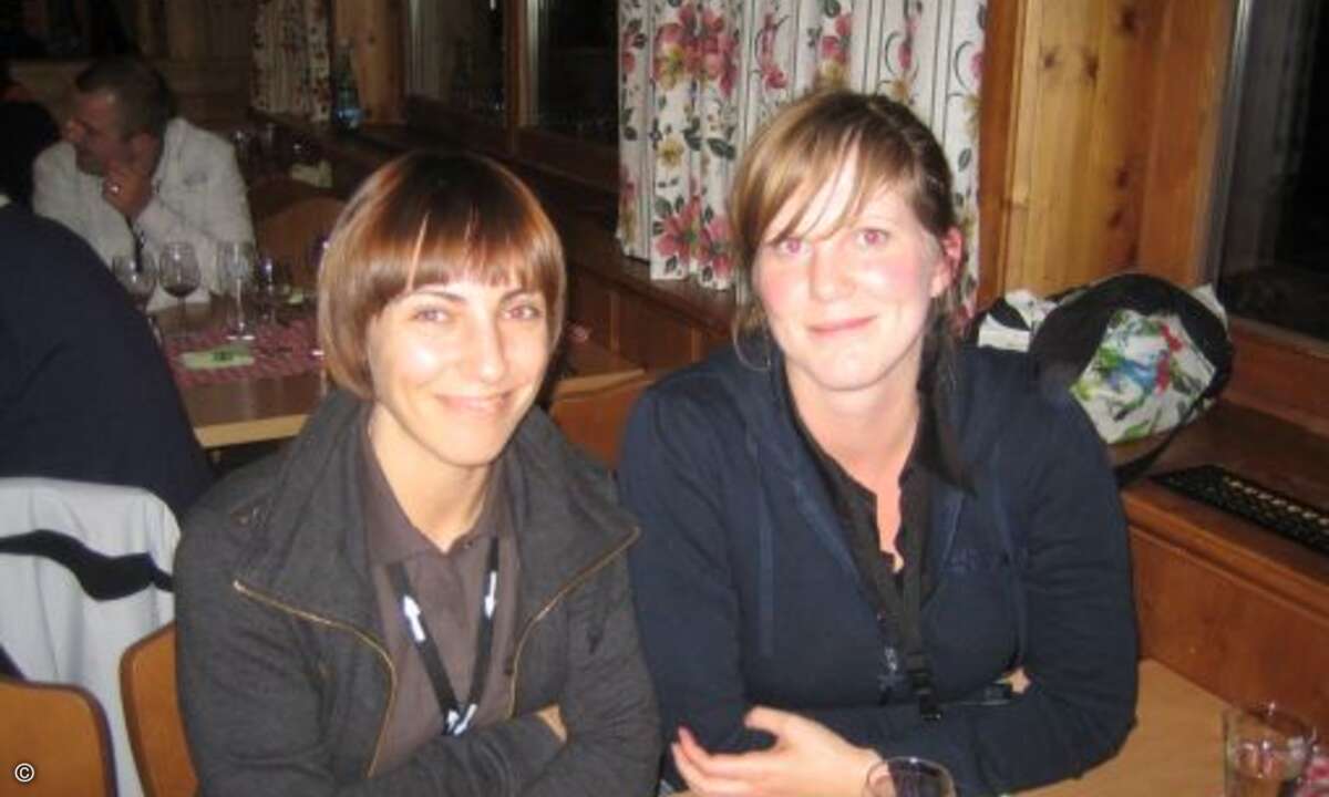 Da sind auch die Gastgeber gut gelaunt: Tina Brummer und Maria Walder (Barracuda)