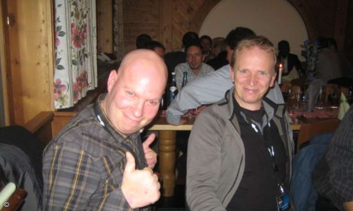 Samuel Kubik und Oliver Bernoth von ThyysenKrupp sind schon auf dem Gipfel der Partystimmung angekommen