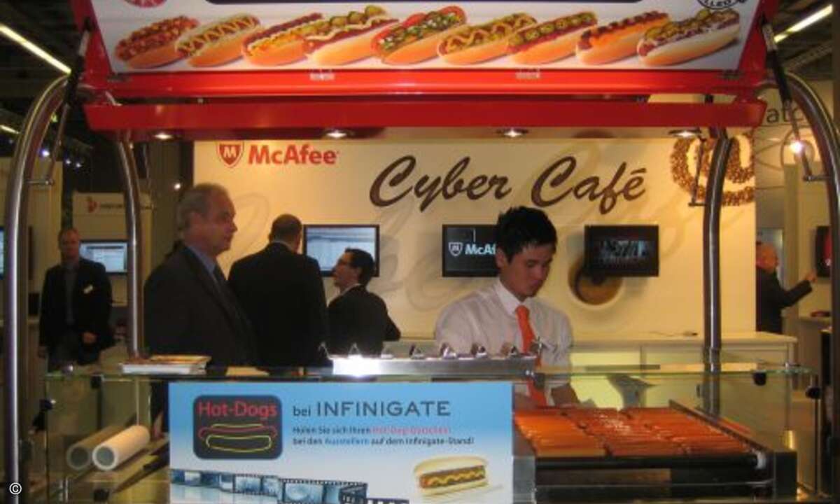 Für den Hunger zwischendurch gab's am Gemeinschaftsstand von Infinigate Hotdogs...
