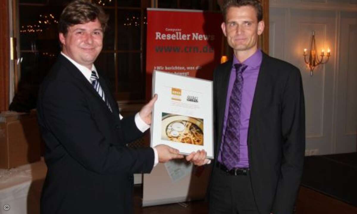 CRN-Distributionsexperte Samba Schulte gratuliert Alexander Bröckel (Alldis) zur Note 2,05