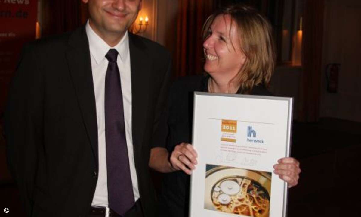 Sabine Frisch bekommt von CRN-Chefredakteur Markus Reuter eine Excellent-Urkunde für Note 1,89