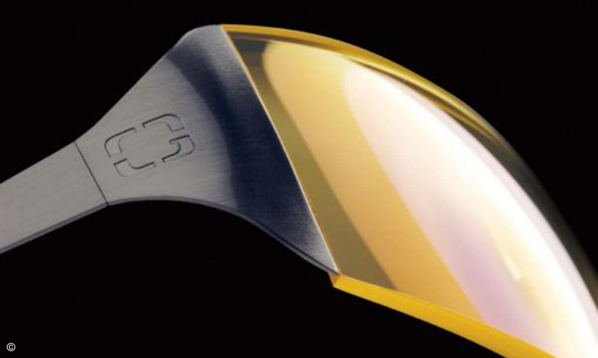 Die insgesamt 14 Schichten der Brillengläser filtern störende Reflexionen und Lichtquellen...