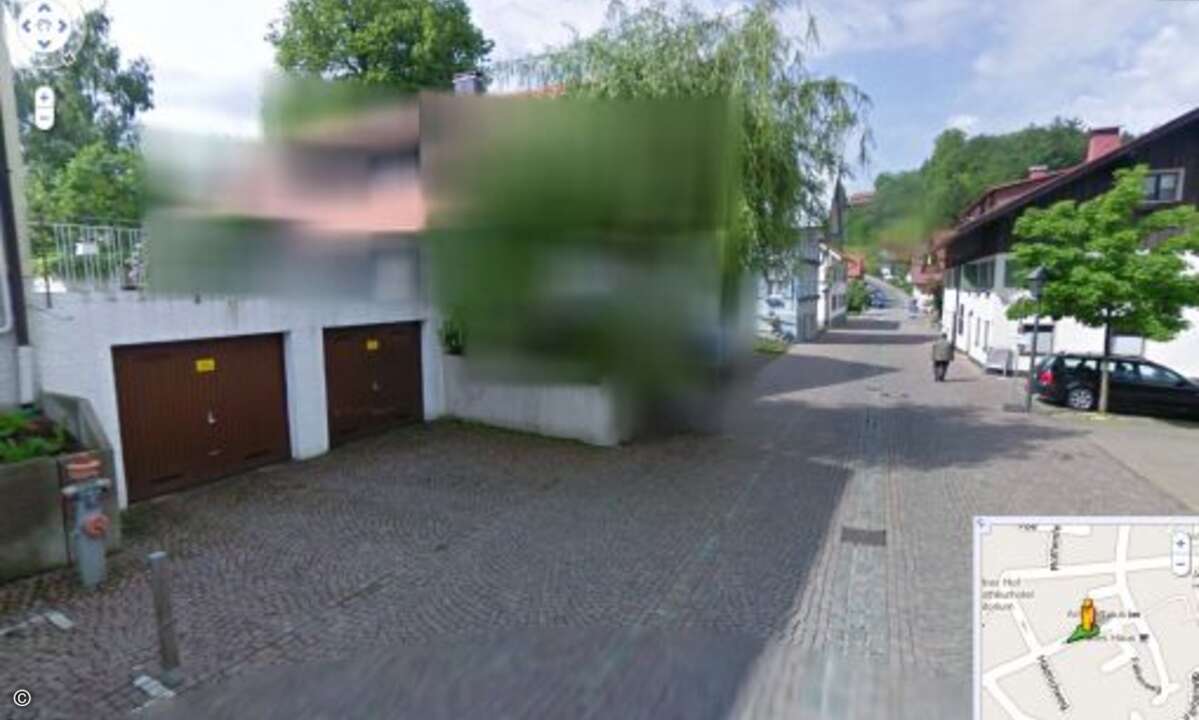 In dem Ort befinden sich auch erste Häuser, die auf Wunsch der Bewohner nur gepixelt dargestellt werden