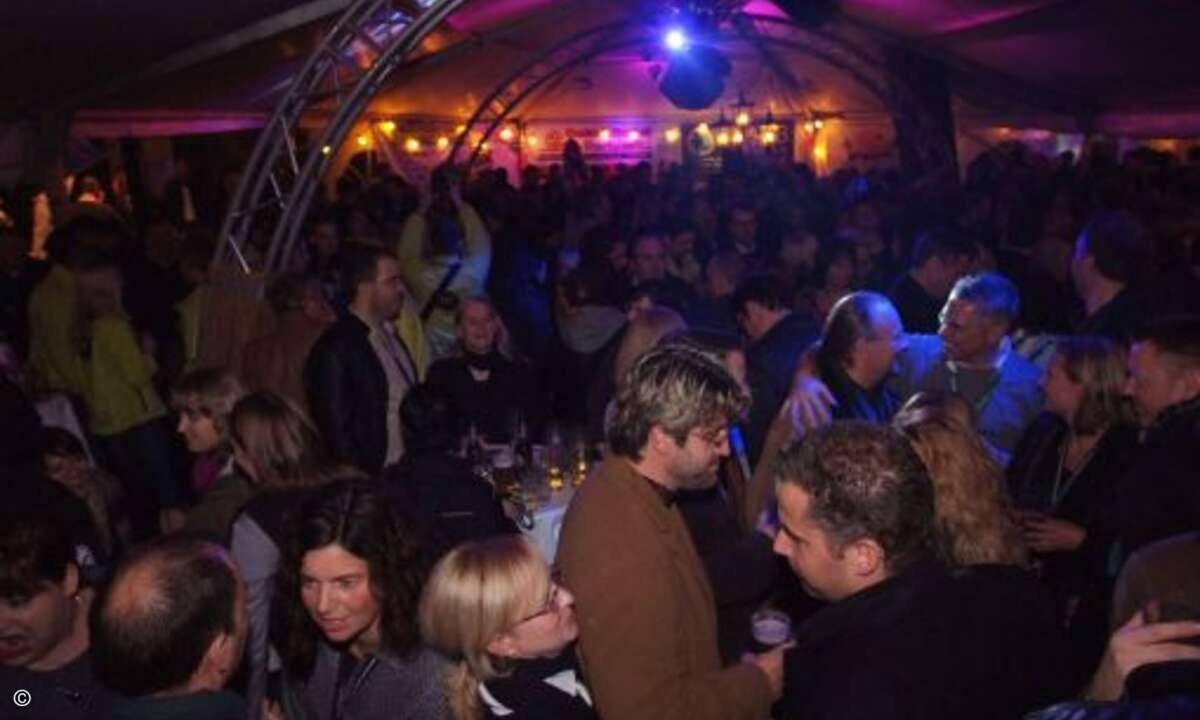 Actebis-Mitarbeiter und Branchengäste machten den Biergarten Christ zum Branchentreffpunkt