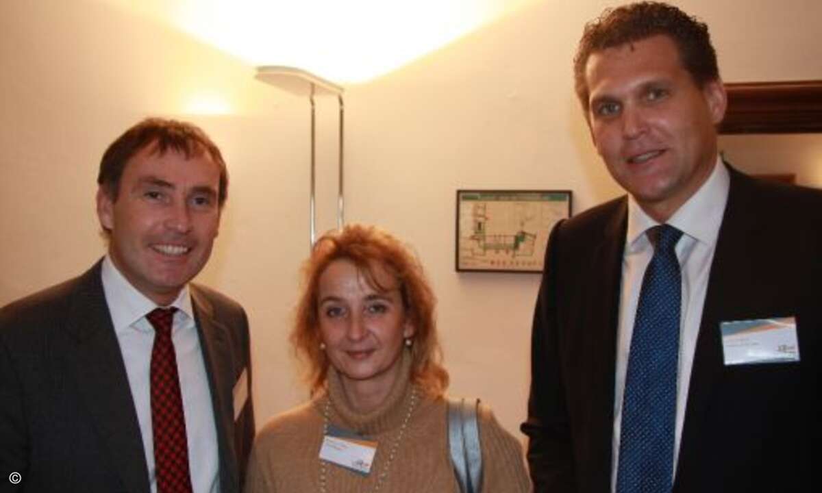 Die CMP-WEKA-Chefs Kurt Skupin (links) und Jörg Mühle mit Martina Lübon (Deutsche Messe)