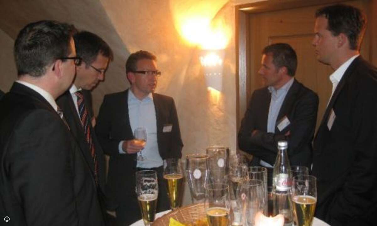 Gerald Holler (Compris, Mitte) im Gespräch