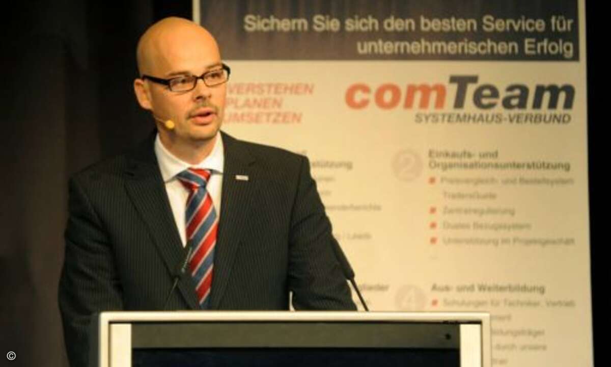 Vertriebsleiter Sven Glatter hält die Eröffnungsrede
