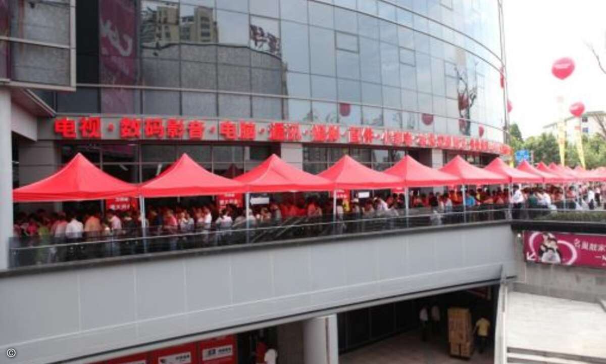 Geduldig Schlange stehen: Turbulenzen wie bei Media Markt-Eröffnungen in Deutschland wären in China nicht denkbar...