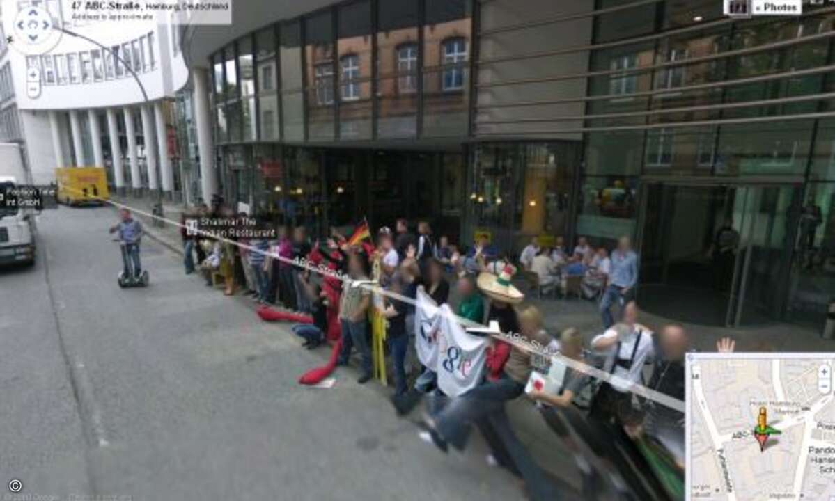 Großer Empfang: Google-Mitarbeiter vor der Deutschlandzentrale in Hamburg
