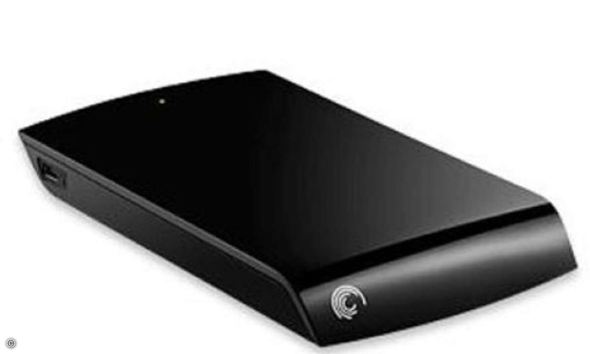 Seagate Expansion 750 GB (Preis: 80 €): Die portable externe Festplatte von Seagate verpackt ihre 750 GByte Speicherplatz im angenehm kleinen Formfaktor und kommt mit USB 2.0-Anschluss. Sie erlaubt es Nutzern Dateien ganz einfach per drag and Drop au