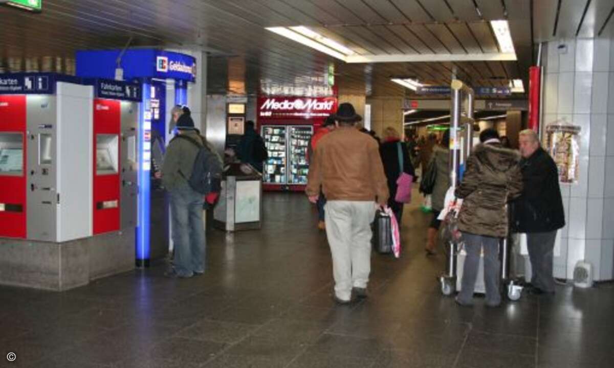 In der Nachbarschaft von zahlreichen anderen Autoamten in der Zwischenebene des Münchner Hauptbahnhofes steht der Automat