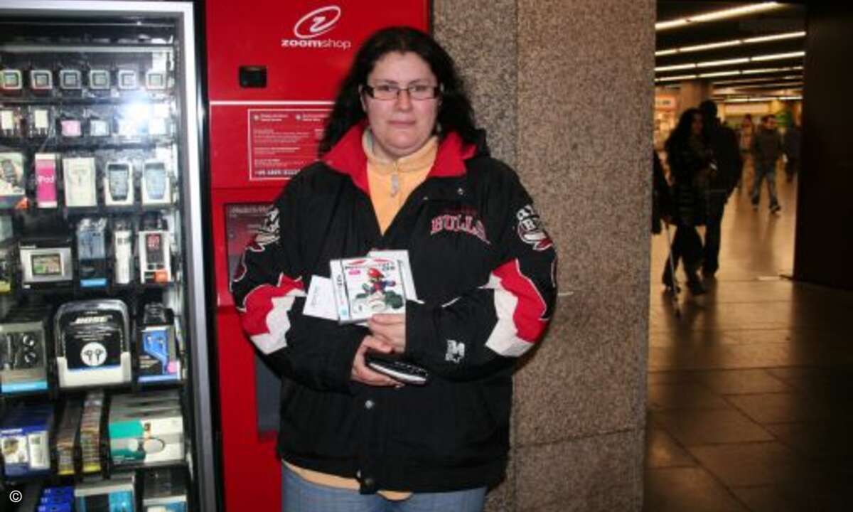 Christine Stahl hat den Einkauf beim Elektronik Automaten gewagt - leider kam prompt das falsche Spiel raus