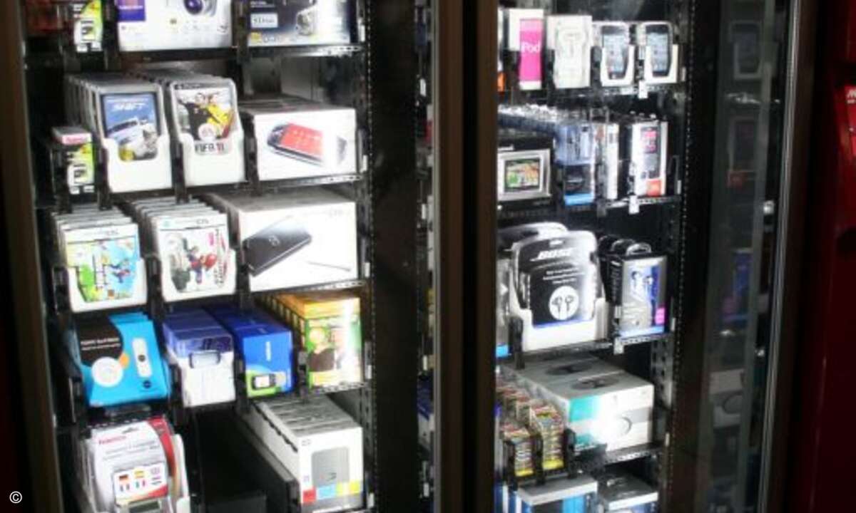 Neben Adaptern und Batterien finden sich auch zahlreiche höherpreisige Geräte in dem Automaten
