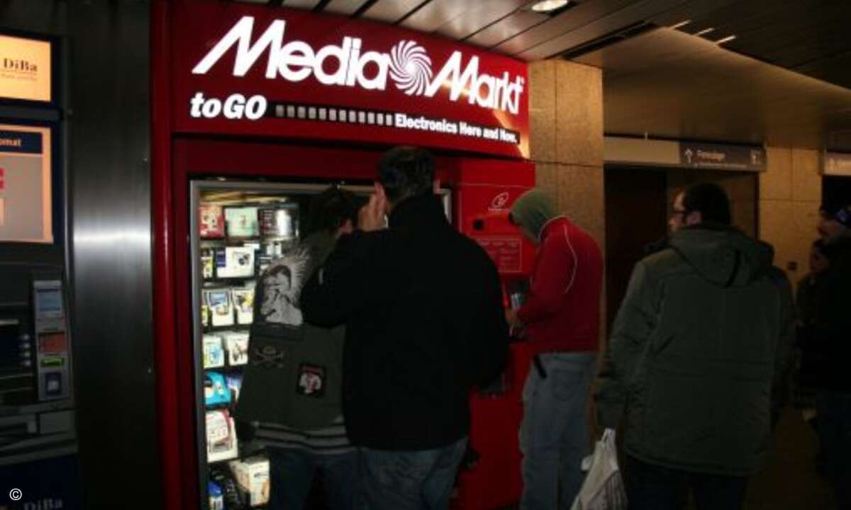 Es bilden sich immer wieder Menschnetrauben vor dem Automaten